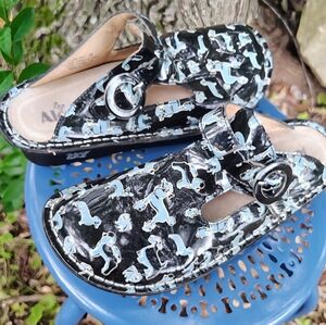 ALEGRIA SZ 38 8-8 1/2 DOGS POODLE/TERRIER/DASHAUND SLIDE IN PATENT CLOGS LN